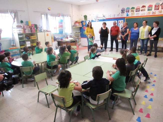 El huerto escolar del CEIP Tagoror favorece el intercambio de sabiduría entre mayores y alumnado