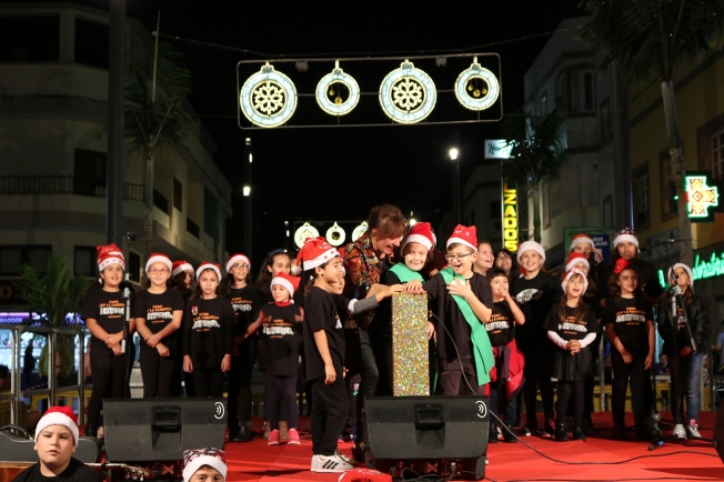 El encendido del alumbrado abre la campaña de dinamización ‘Santa Lucía es Navidad’