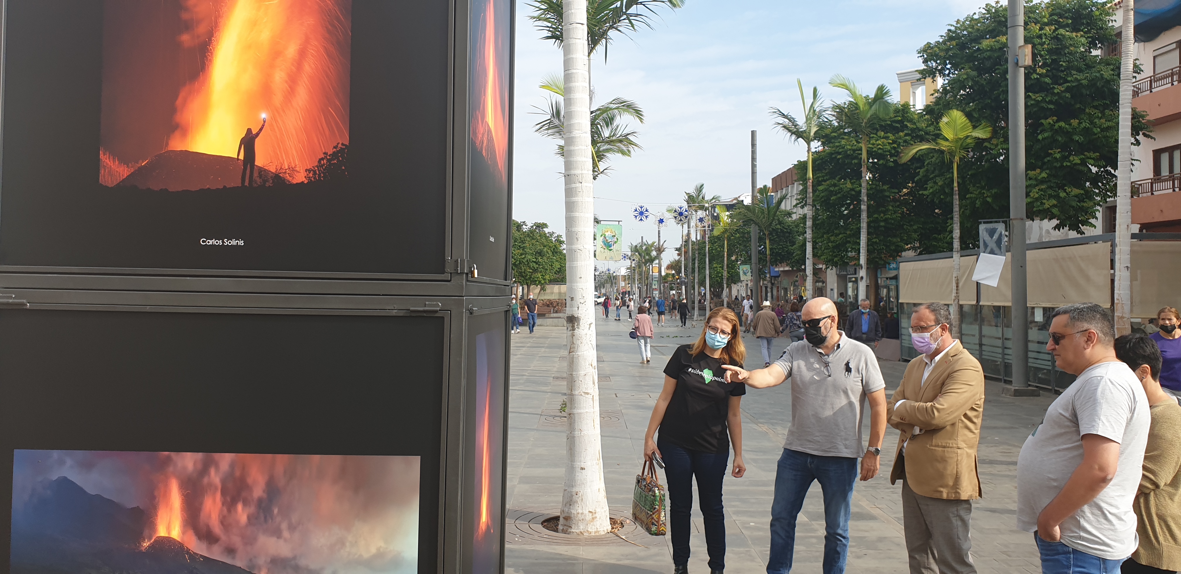 El volcán de La Palma protagoniza en la zona peatonal la exposición solidaria ‘Cenizas’, con fotografías de Saúl Santos, Miguel Pascual y Carlos Solinis