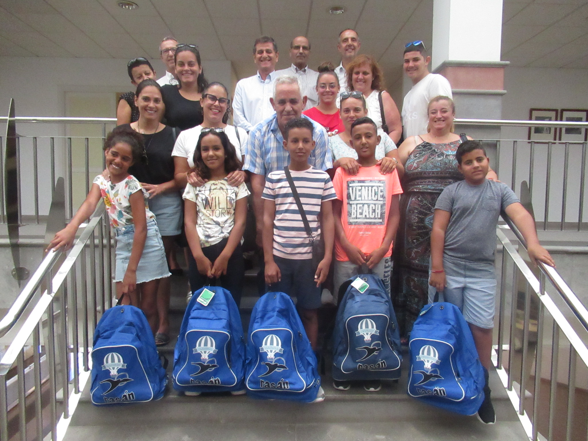 El alcalde Santiago Rodríguez recibe a niños saharauis acogidos  por familias del sureste