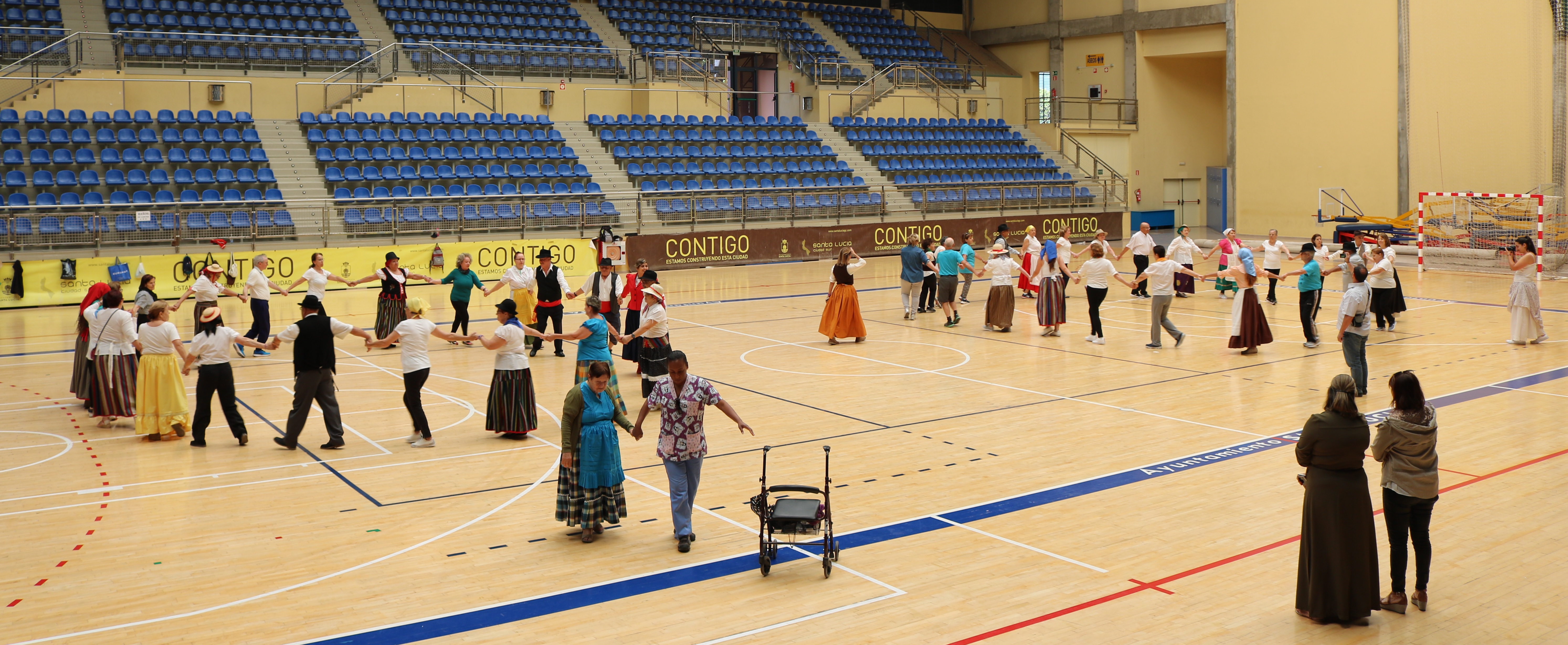 Medio centenar de personas mayores disfrutan con una clase magistral de bailes tradicionales canarios 