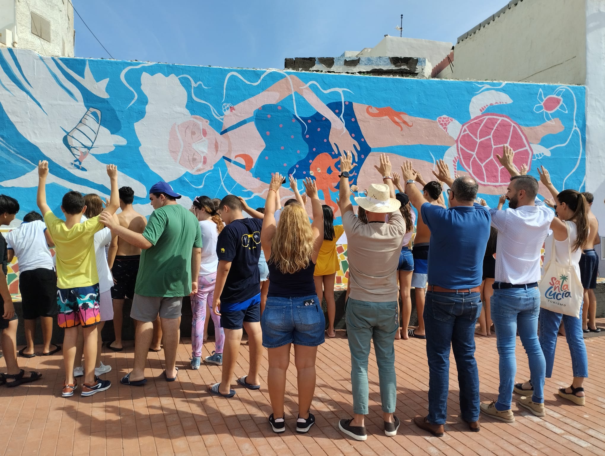 El Ayuntamiento celebra el Día del Hábitat con un mural por los océanos y una tortuga al mar en Pozo Izquierdo