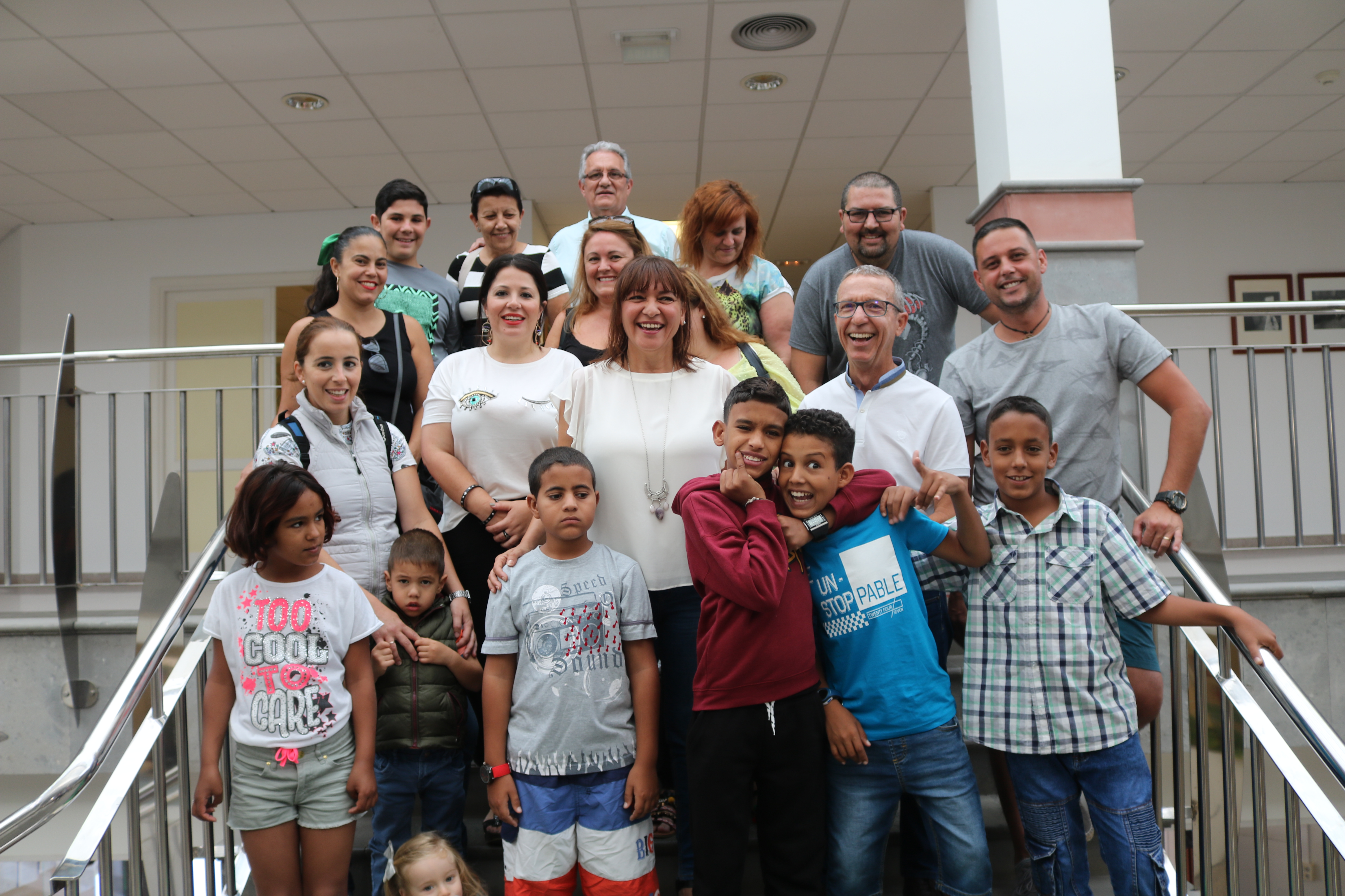 La alcaldesa recibe a las familias y niños y niñas saharauis del programa Vacaciones en Paz