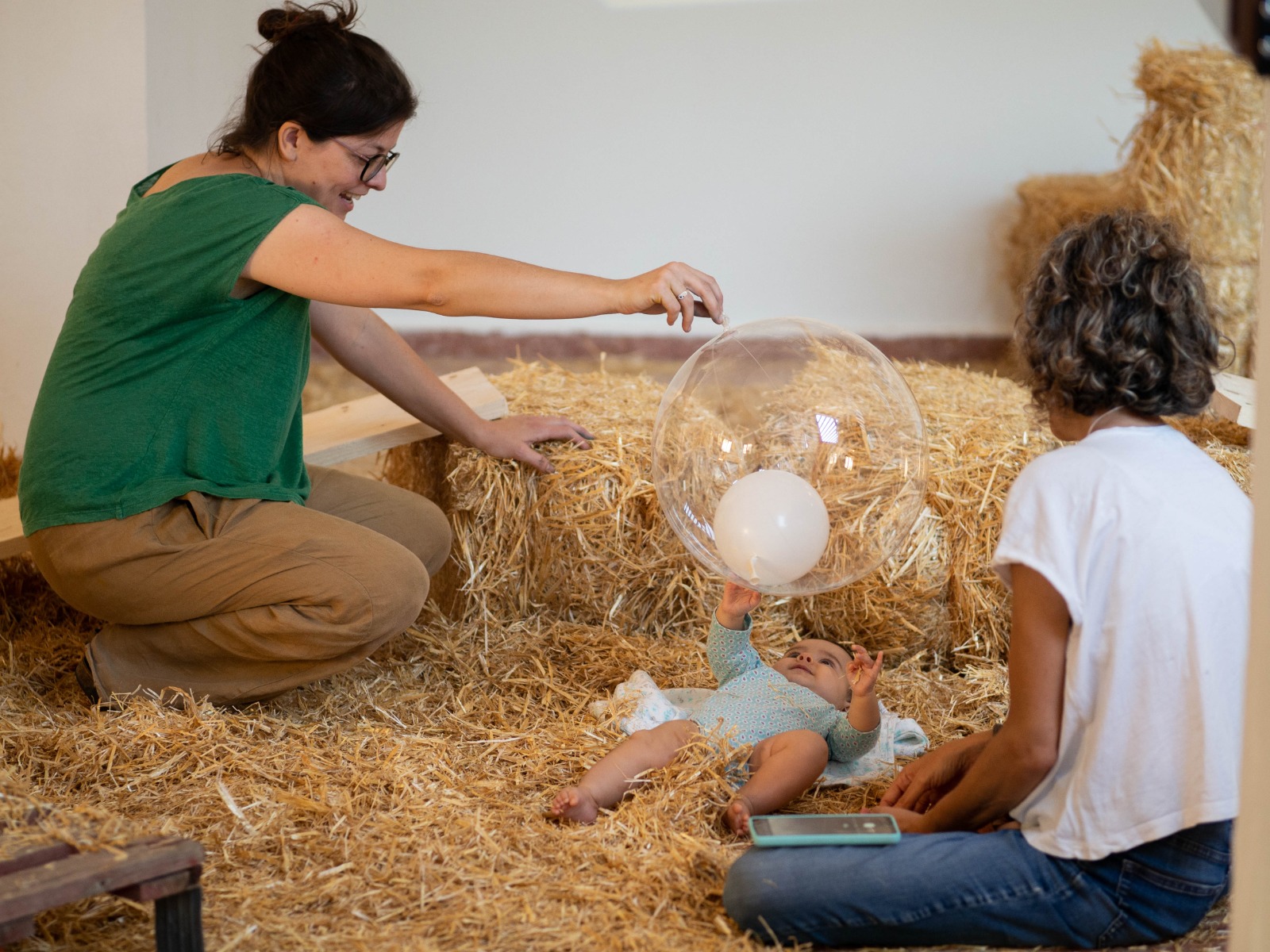 Padres, madres y profesionales aprenden a jugar en familia  desarrollando la creatividad en el programa ‘Bebécultura’