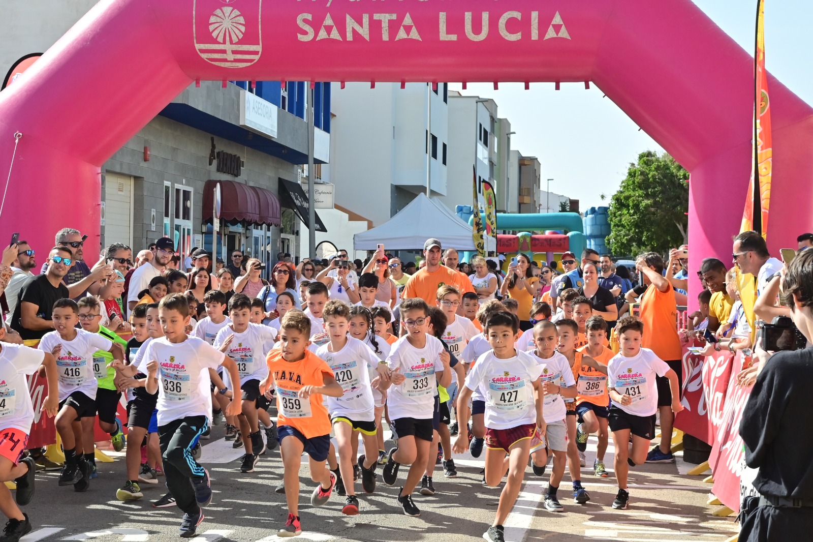 Cerca de mil quinientas personas entre público y corredores participan en la carrera infantil organizada por la Policía Local