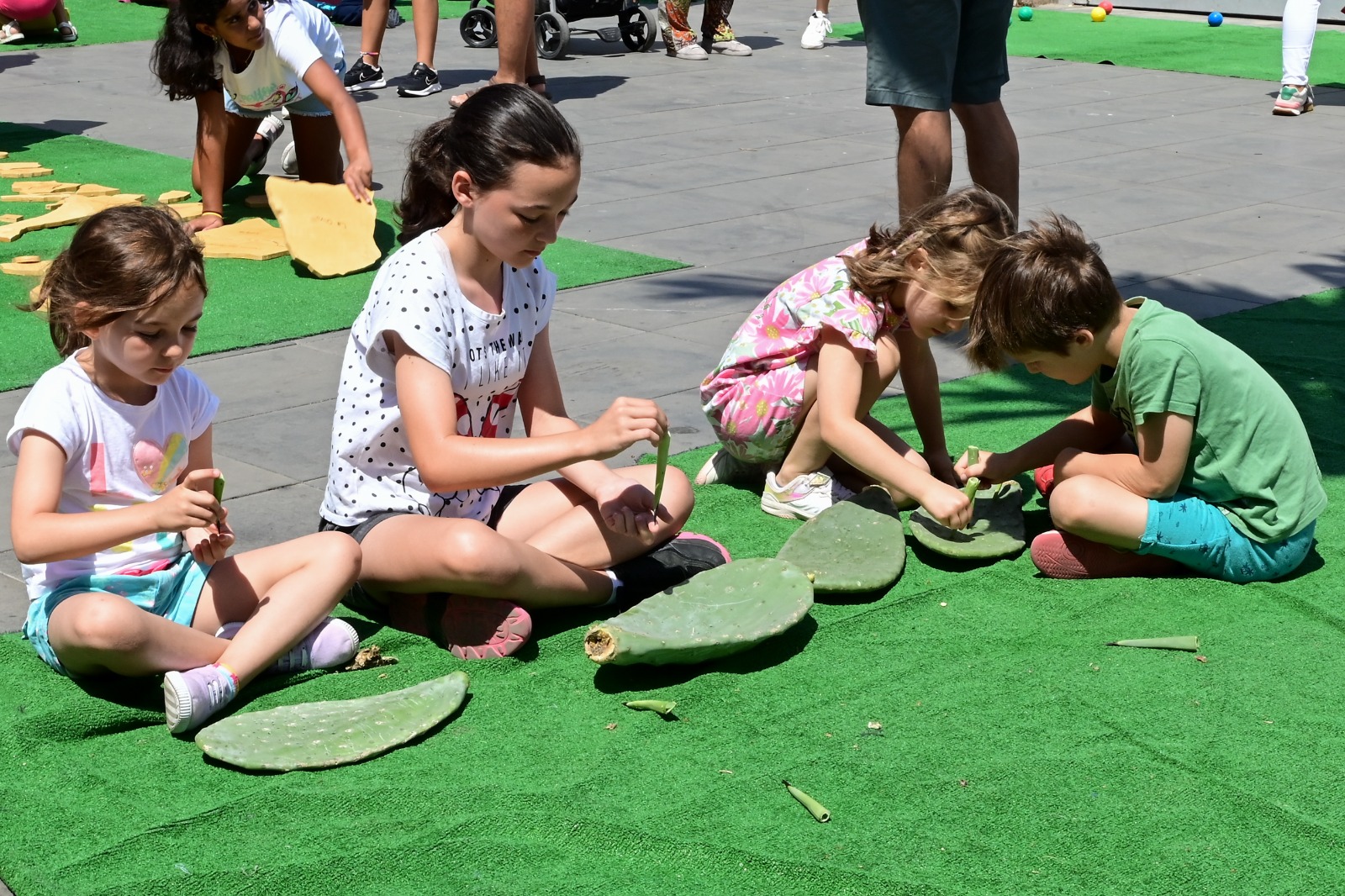 Conciertos de Non Trubada y Guagua Band y niños y niñas jugando al boliche, la pita o la soga para celebrar el Día de Canarias