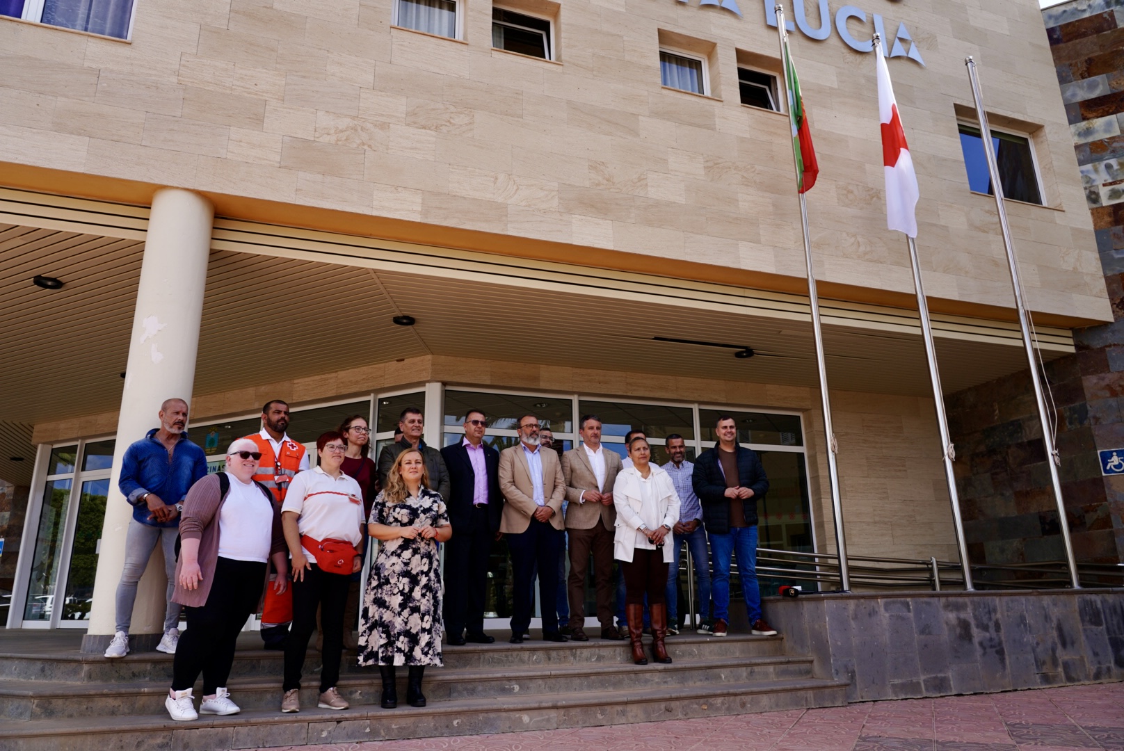 El Ayuntamiento iza la bandera de Cruz Roja para celebrar 150 años de acción humanitaria en Canarias