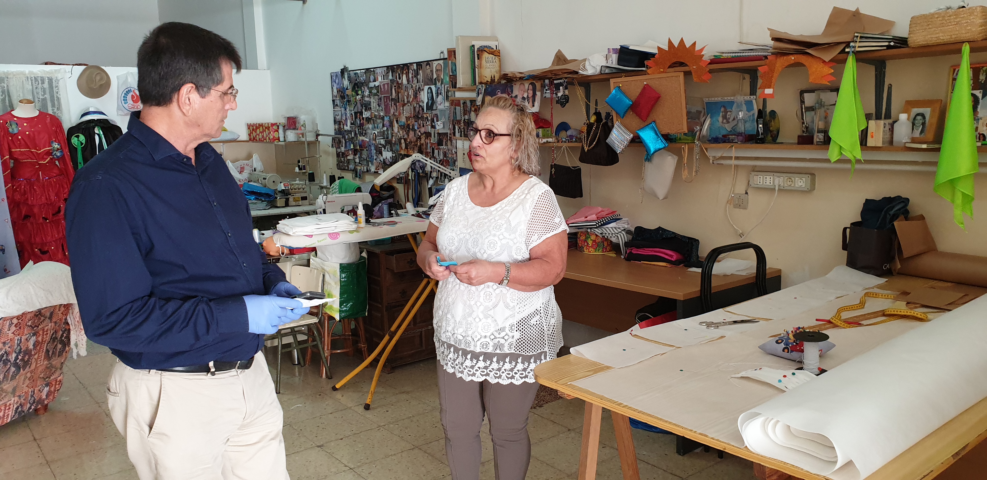 El alcalde promueve una red de costureras solidarias que fabrican mascarillas para el personal que está luchando contra el coronavirus