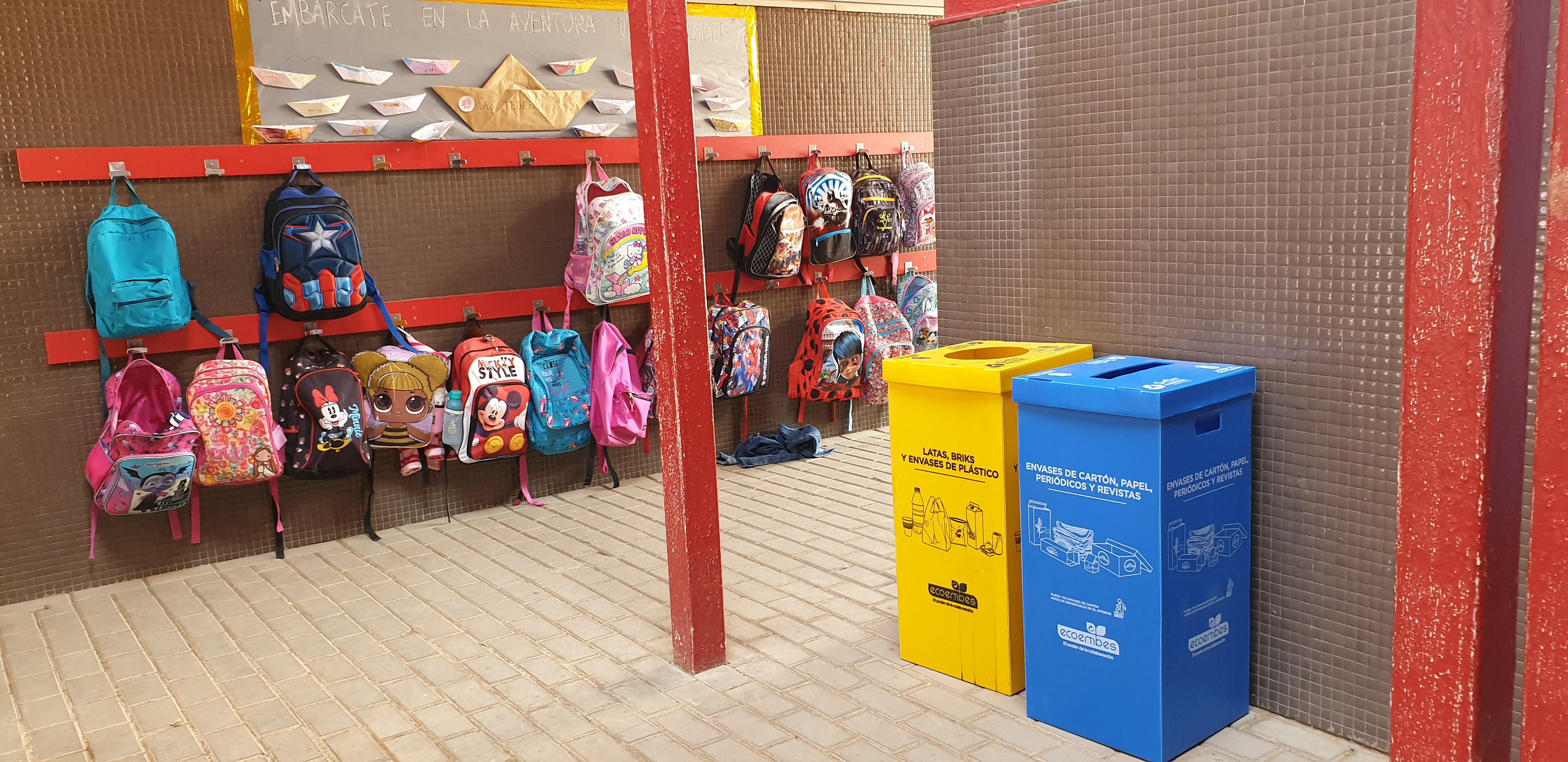 El Ayuntamiento reparte papeleras de cartón en todos los centros educativos para promover el reciclaje y la sostenibilidad 