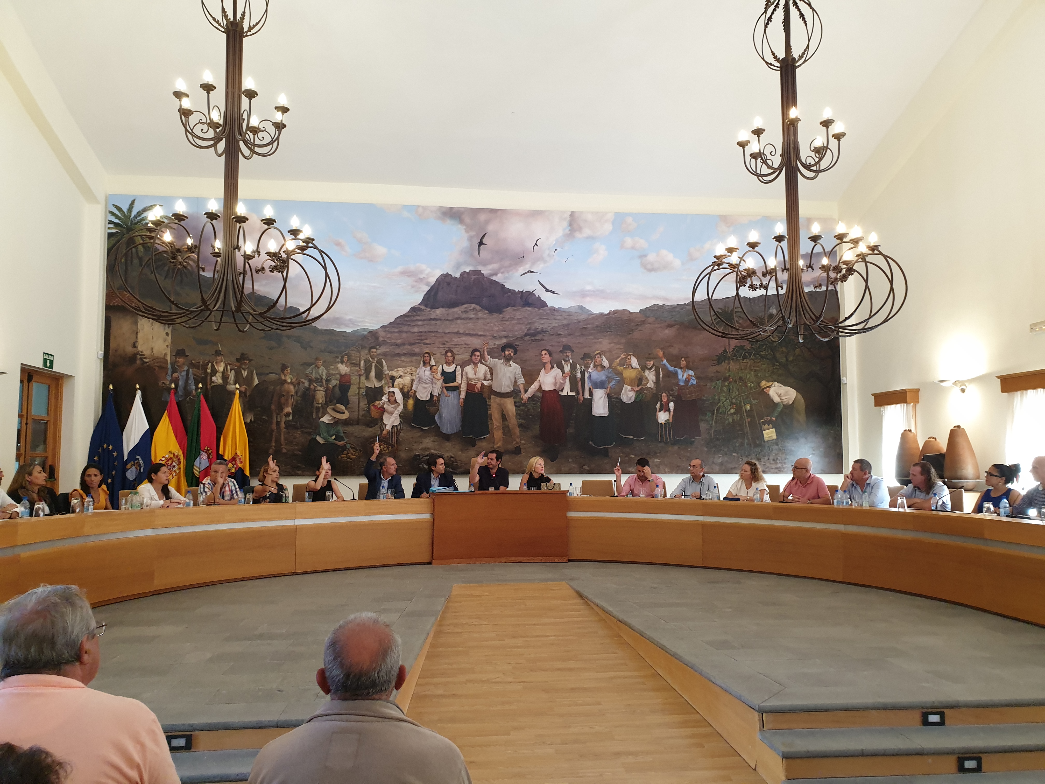 El pleno municipal rechaza la recusación del alcalde de Santa Lucía presentada por el secretario de Agrupación de Vecinos