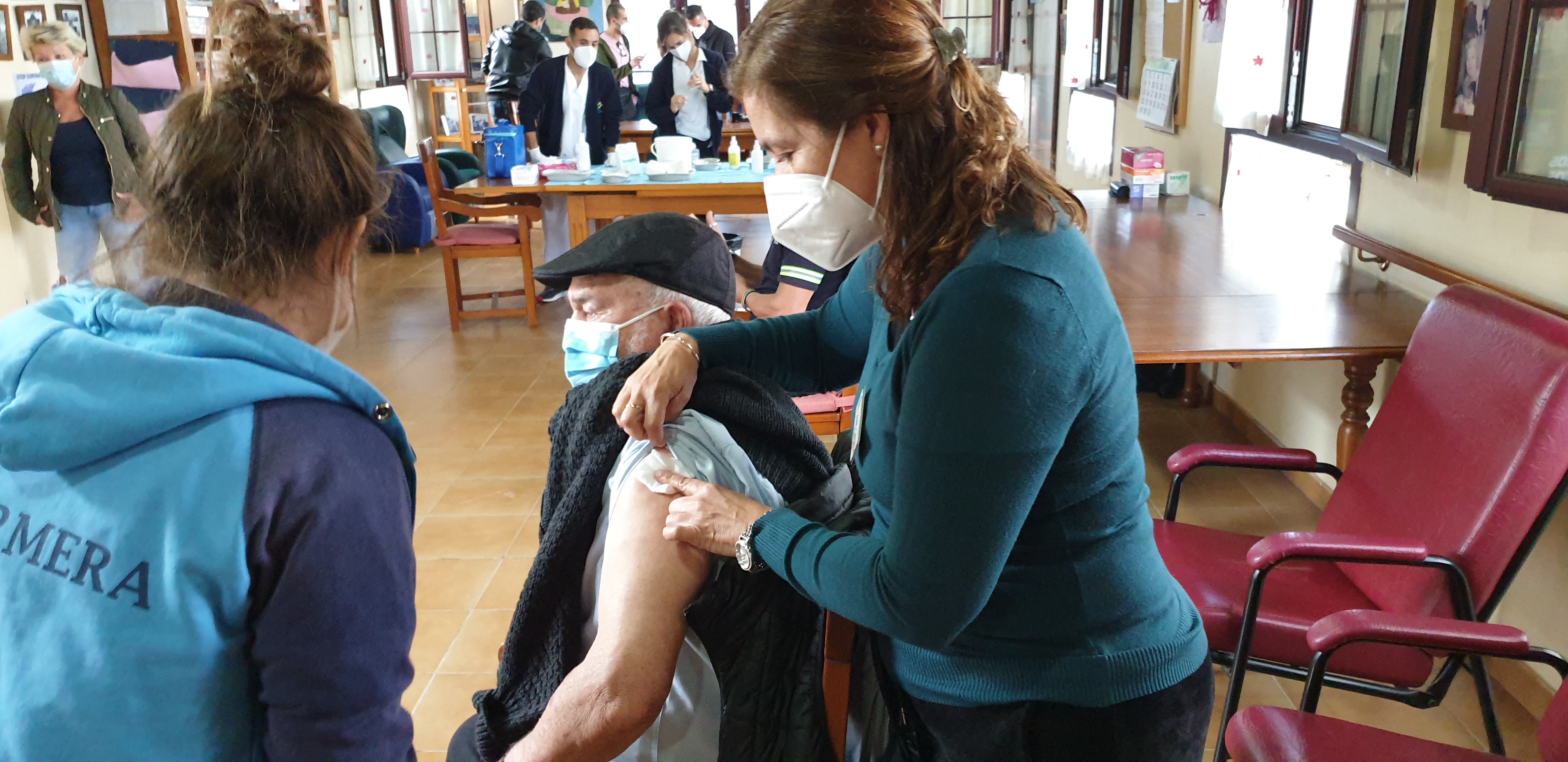  Usuarios y usuarias del Centro de Día de Alzheimer  y su personal reciben la primera dosis de la vacuna contra la covid 19 